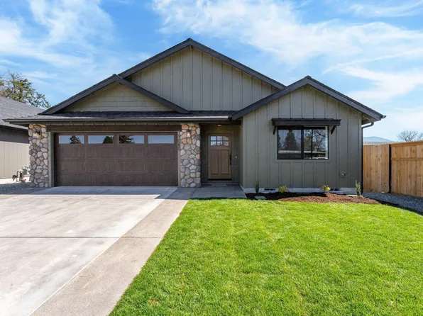 1080 River Mist Ln, Grants Pass, OR 97527