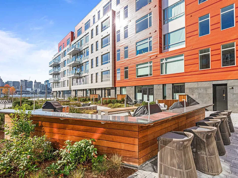 99 Sumner St #413