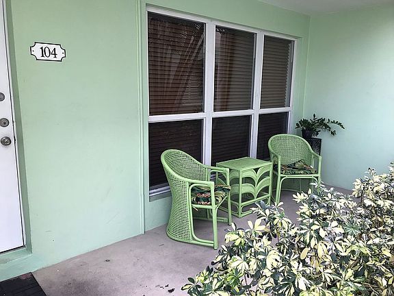 4th image of 2124 NE 5th Ave APT 104