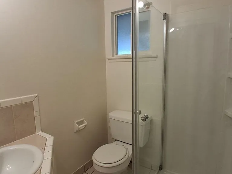 1419 N Winery Ave — Photo 23