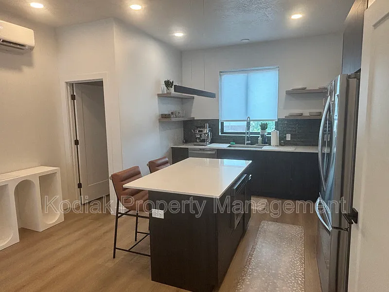 3 bed, 2.5 bath, 1296 sqft, $2,400 — Photo 3