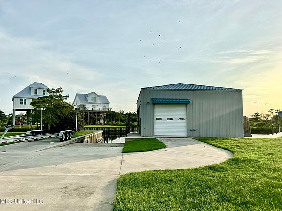 3rd image of 618 Riverview Dr