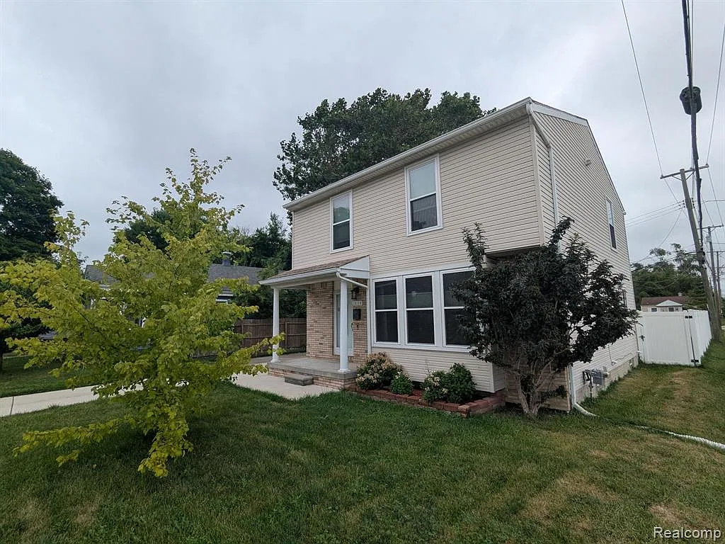 3 bed, 2.5 bath, 2558 sqft, $2,300 — Photo 2