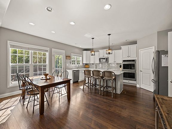 5th image of 332 Manitoba Ln