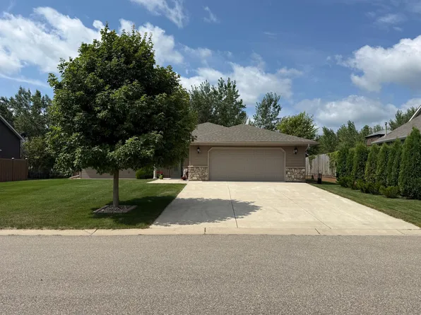 820 Willow Dr, Hutchinson, MN 55350