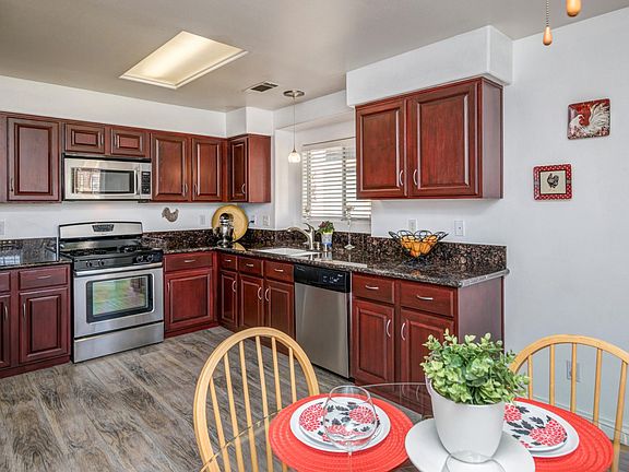 Granite Counters & Upgraded Cabinets