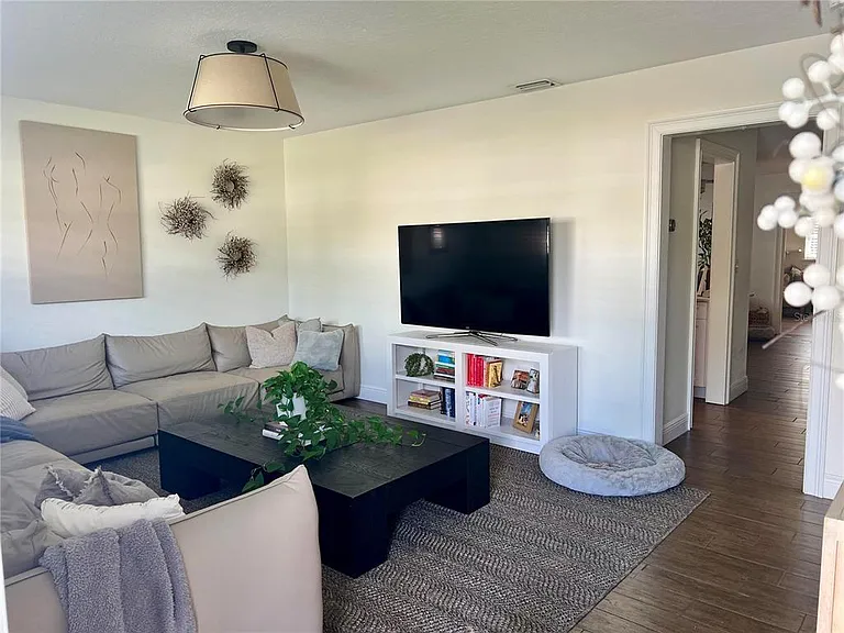 4613 S Ferdinand Ave — Photo 10