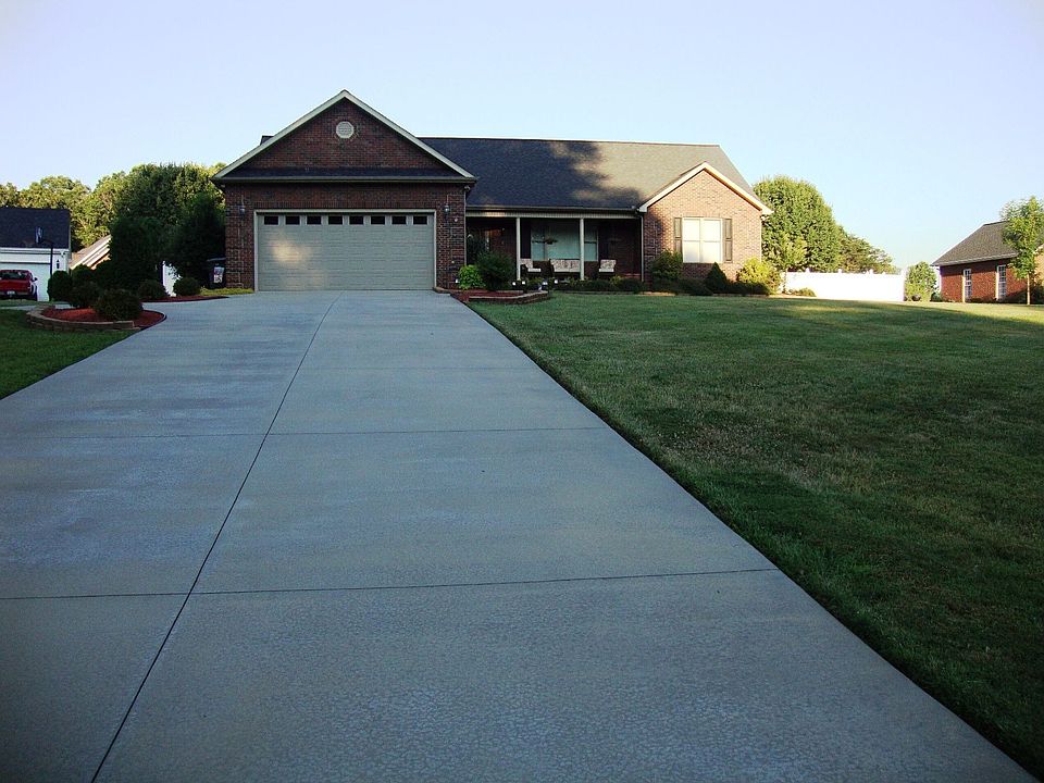 1st image of 156 Golden Oak Dr