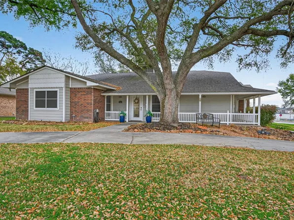 9818 Twin Shores Dr, Willis, TX 77318