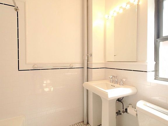 4th image of 147 W 79th St #B4