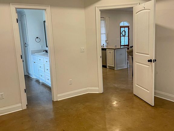 5th image of 130 Chartleigh Cir