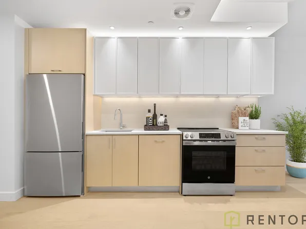 555 West 45th Street image 4 of 18