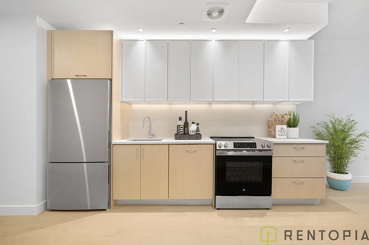 Building Photo - 555 W 45th St #1S