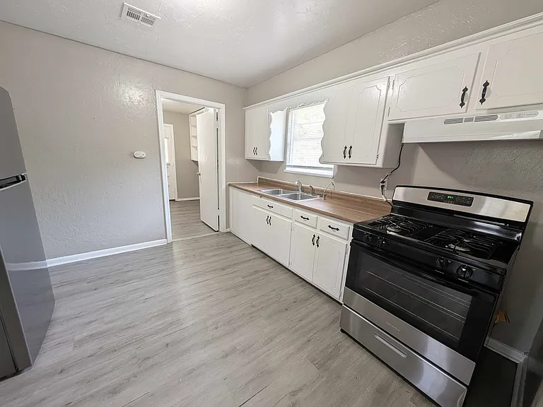 1025 Hoyt Ave — Photo 4