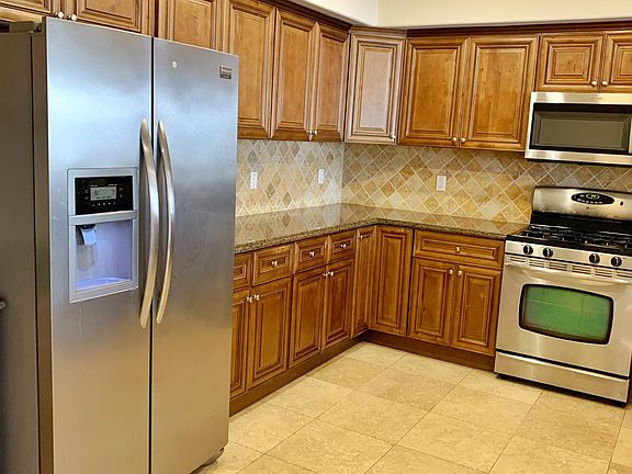 4th image of 10921 Whipple St #205
