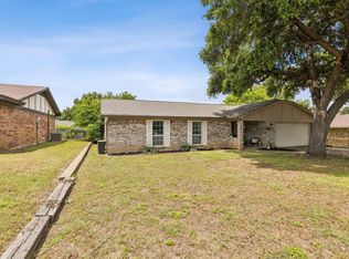 137 Amory Dr, Benbrook, TX 76126