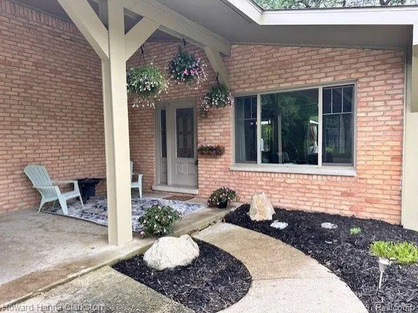 7885 Perry Lake Rd, Clarkston, MI 48348