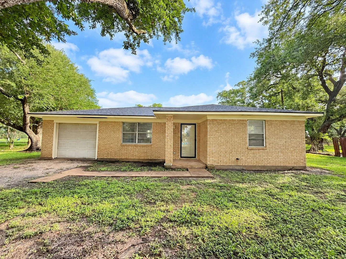 3 bed, 1.5 bath, 1050 sqft, $1,400 — Photo 1
