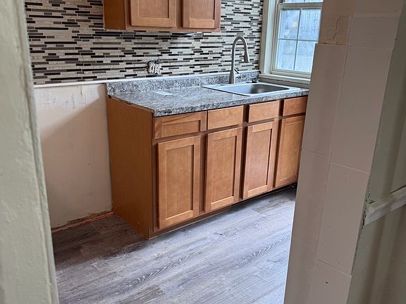 3rd image of 1327 Argus Rd