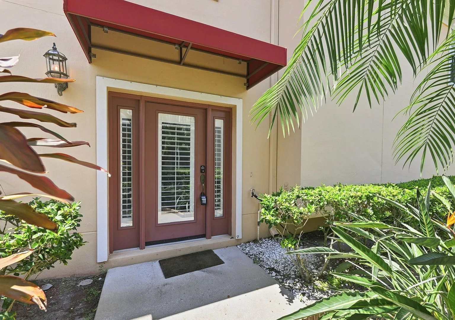 St. Pete Corner-Unit Townhome With Pond Views! — Photo 3