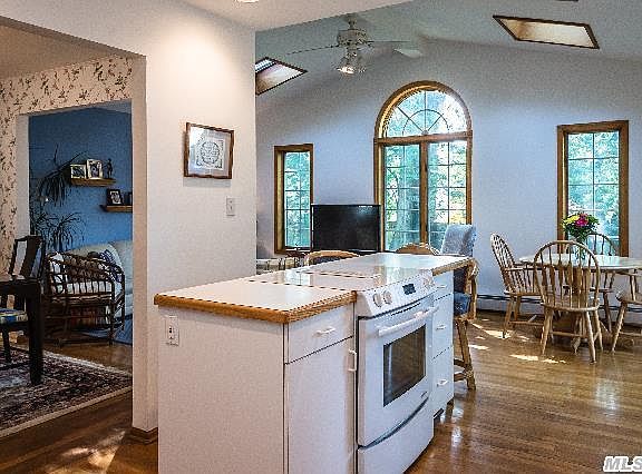 3rd image of 20 Parkview Cir