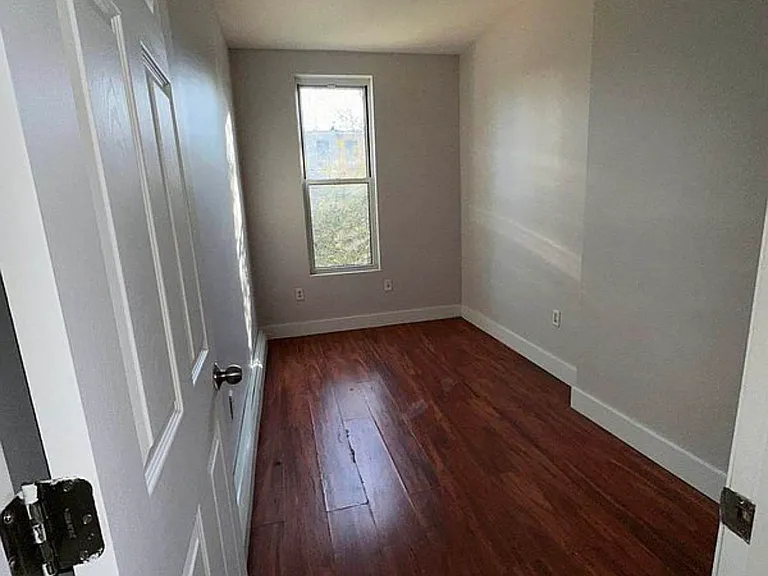 682 Macdonough St #3 — Photo 4