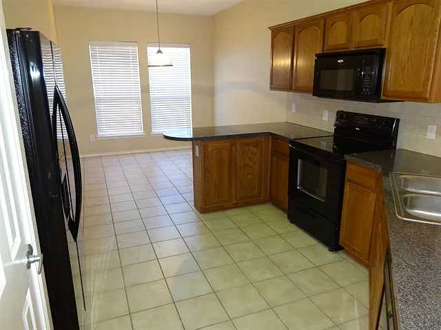 3 bed, 2.0 bath, 2039 sqft, $2,530 — Photo 3