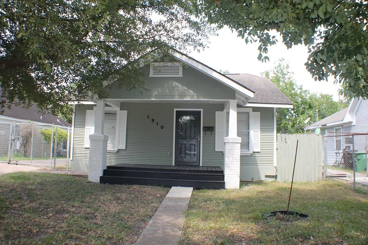 3 bed, 2.0 bath, 1854 sqft, $2,000 — Photo 2