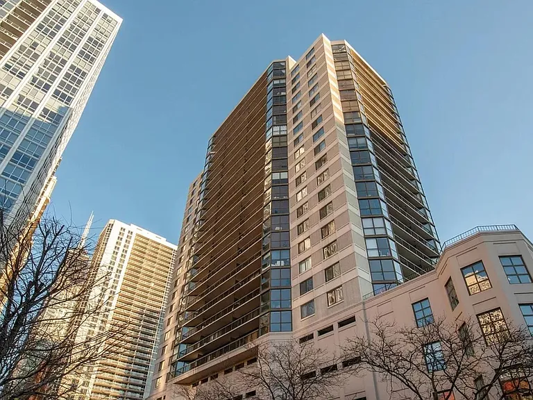 33 W Delaware Pl #19A — Photo 1
