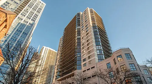 33 W Delaware Pl #19A Photo 1
