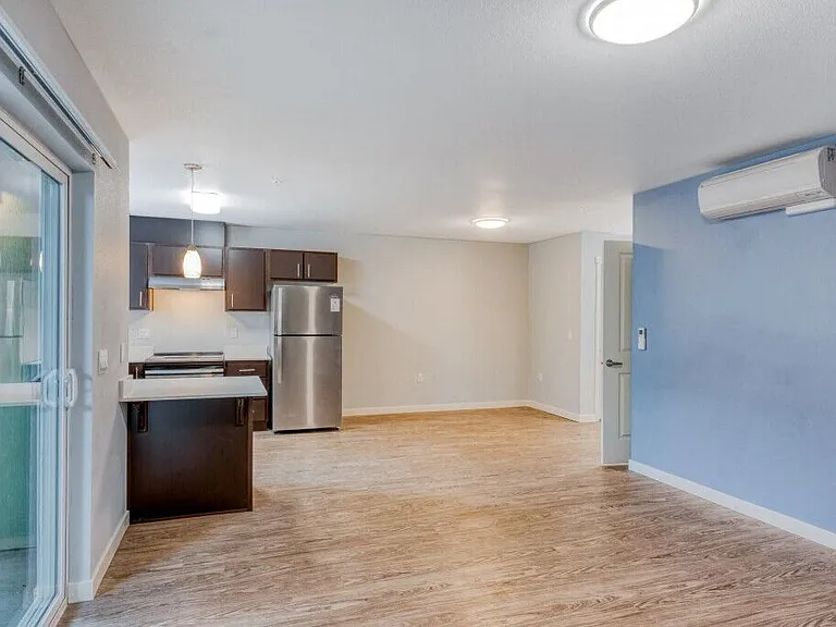 Queen Court Apartments — Photo 38