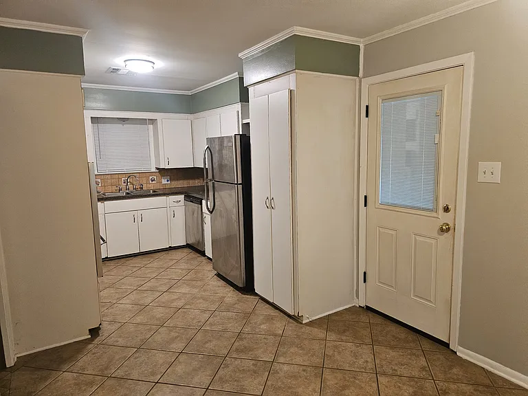 114 Fairlane Dr — Photo 3