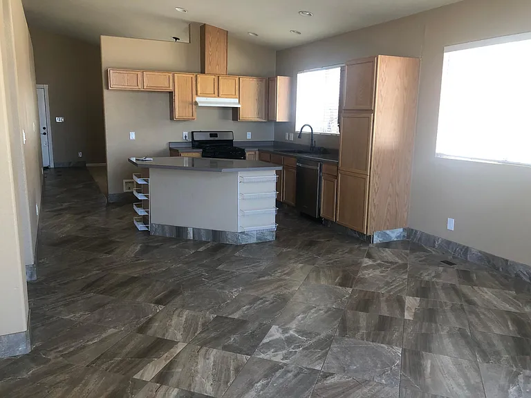 1810 Saturno Heights Dr — Photo 2