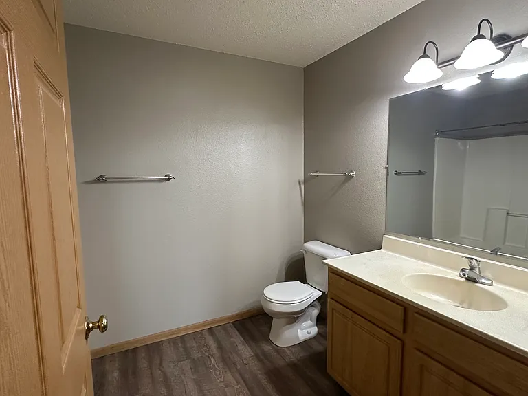 Meadowlark Apartments — Photo 10