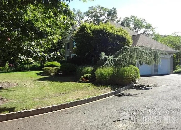 246 Fresh Ponds Rd — Photo 2