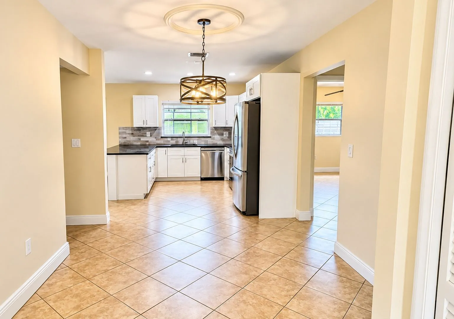 Annual Unfurnished-3/2 Sfh With New Kitchen, Less Than One Mile From Siesta Key!! — Photo 4