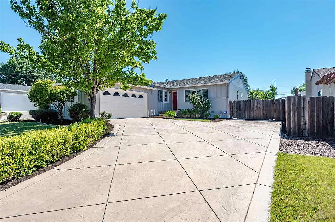 264 Clarke Ave photo 1