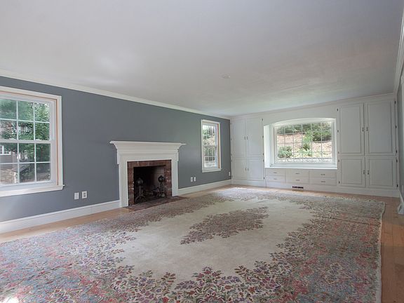 4th image of 94 Lawrence Dr