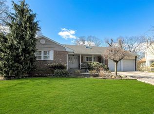 22 Park Dr E, Syosset, NY 11791