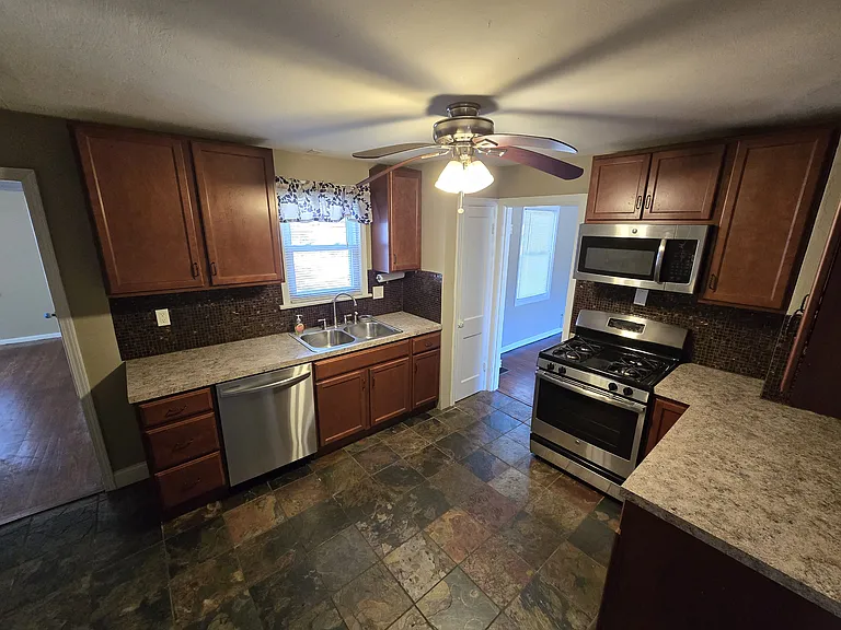 915 Westglen Dr — Photo 4
