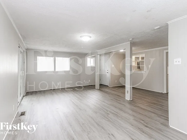 1153 S Chester Ave — Photo 6