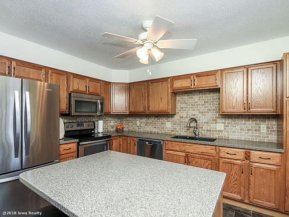5th image of 1702 Grandview Dr