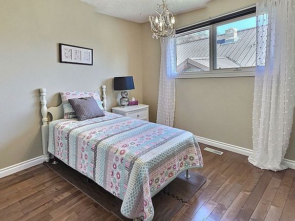 1st level bedroom 