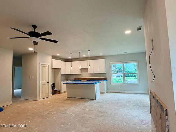 5th image of 222 English Oak Ln