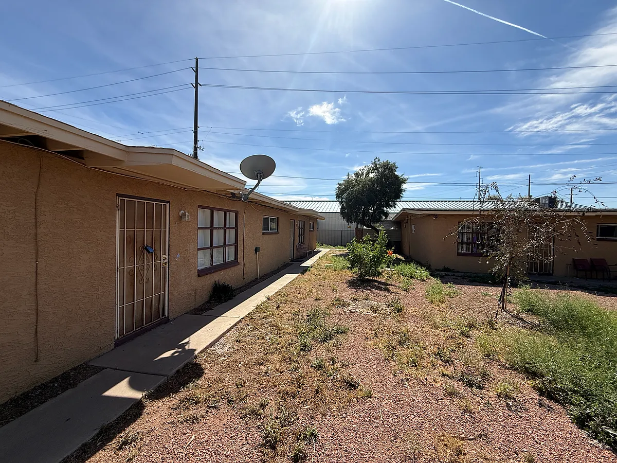 Building Photo - 3839 W Hazelwood St #5