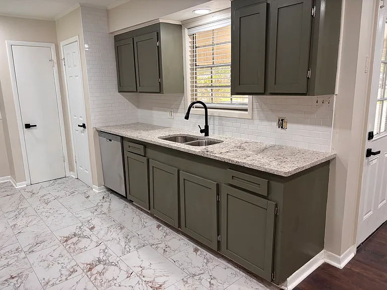 714 Monterrey Ln — Photo 3
