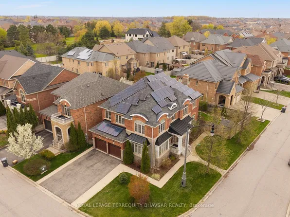 11 Intrigue Trl, Brampton, ON L6X 0W8
