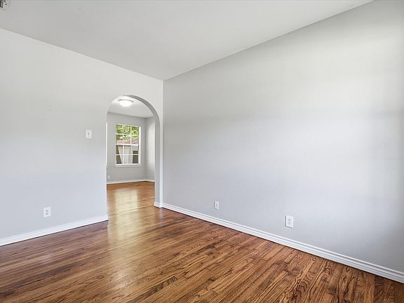 5th image of 814 Anderson St