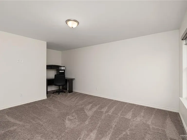 405 Olympic St — Photo 11
