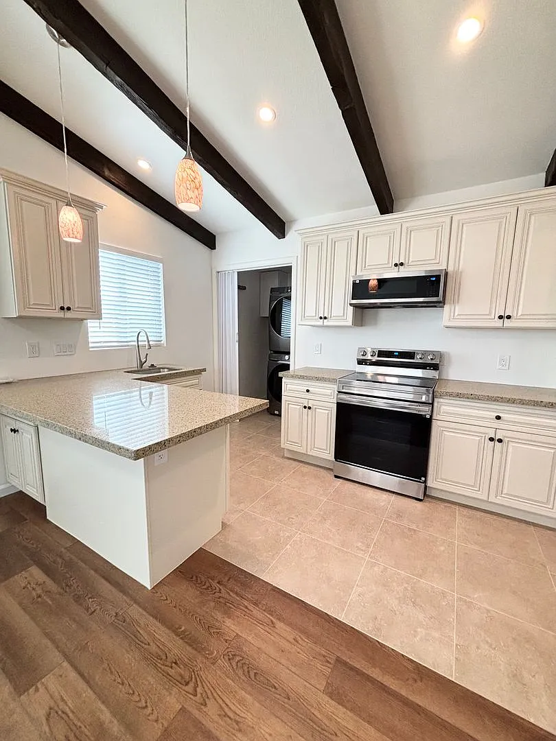 Luxury 1 Bedroom 1 Bathroom Available Now! — Photo 4